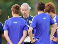 選手にデータシートを見せながら、話をするハリルホジッチ監督（中央）＝撮影・吉澤敬太