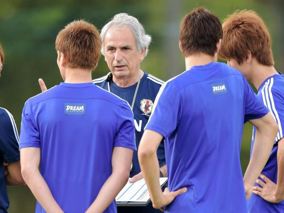 選手にデータシートを見せながら、話をするハリルホジッチ監督（中央）＝撮影・吉澤敬太