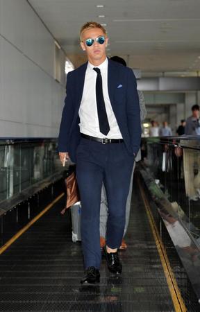 ホーチミンから帰国した日本代表・本田圭佑＝成田空港（撮影・西岡正）