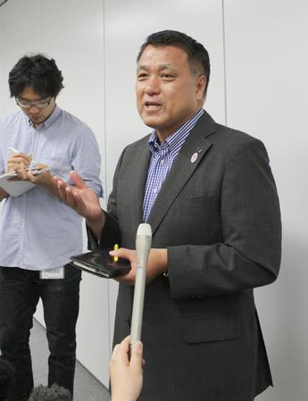 　ブラッター会長の辞任表明を受け、報道陣の取材に応じるＦＩＦＡ理事を務める日本サッカー協会の田嶋幸三副会長