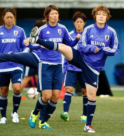 　Ｗ杯へ向け調整する、サッカー女子日本代表の（手前右から）阪口、北原らサッカー女子日本代表＝バンクーバー（共同）
