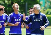 ハリルホジッチ監督（右）の話に大笑いする本田圭佑＝千葉県内のグラウンド（撮影・村中拓久）