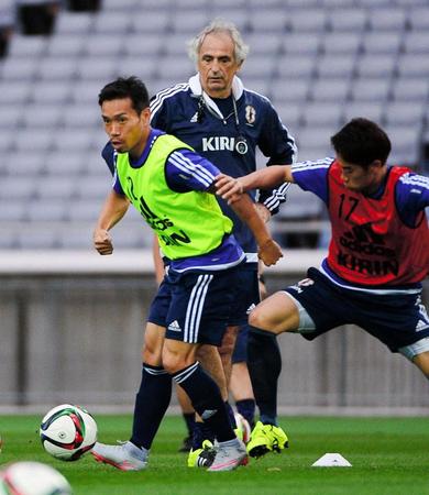 長友（手前右）の練習を見守るハリルホジッチ監督＝横浜市内の練習場（撮影・三好信也）