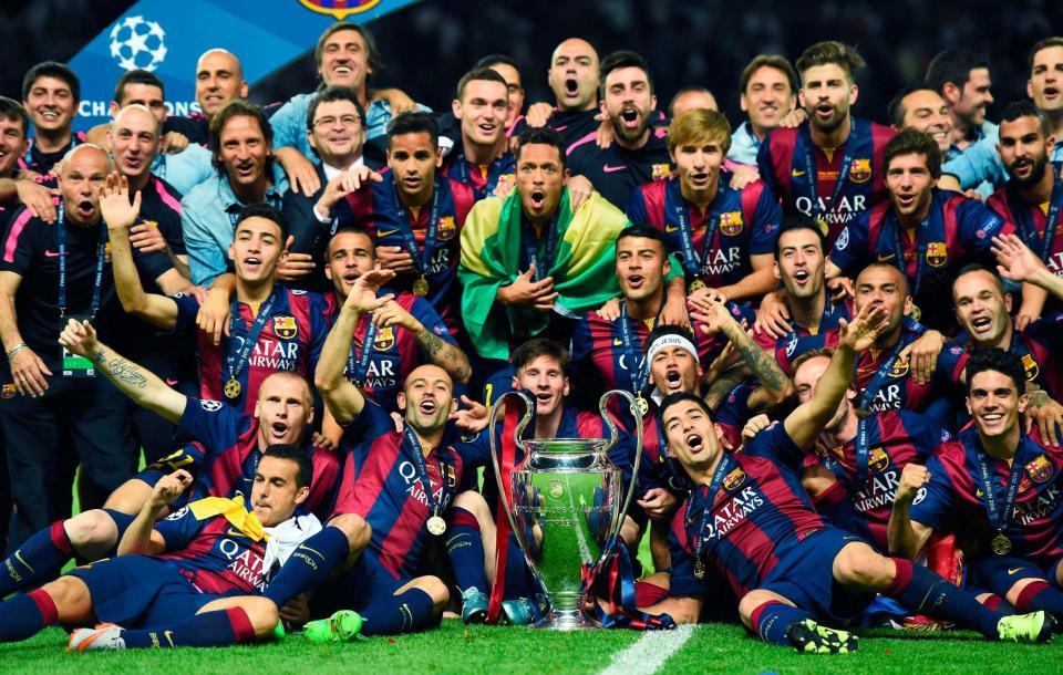 　欧州チャンピオンズリーグで優勝し、トロフィーを前に喜ぶバルセロナの選手たち