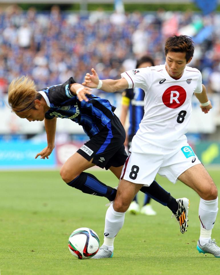 　Ｇ大阪・宇佐美貴史（左）はドリブルで突破を狙うも神戸・高橋祥平の厳しいディフェンスで阻まれる