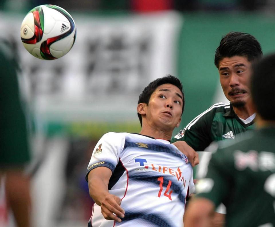 後半、相手と競り合うＦＣ東京・武藤（左）