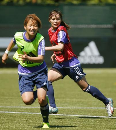 　スイス戦から一夜明け、調整する川澄（右）と田中＝バンクーバー（共同）