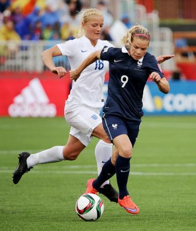 　女子Ｗ杯のイングランド戦でボールを追うフランスのルソメル（右）＝モンクトン（ＵＳＡ　ＴＯＤＡＹ・ロイター＝共同）