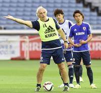 　イラク戦に向けた練習で、指示を出すハリルホジッチ監督（手前）＝日産スタジアム