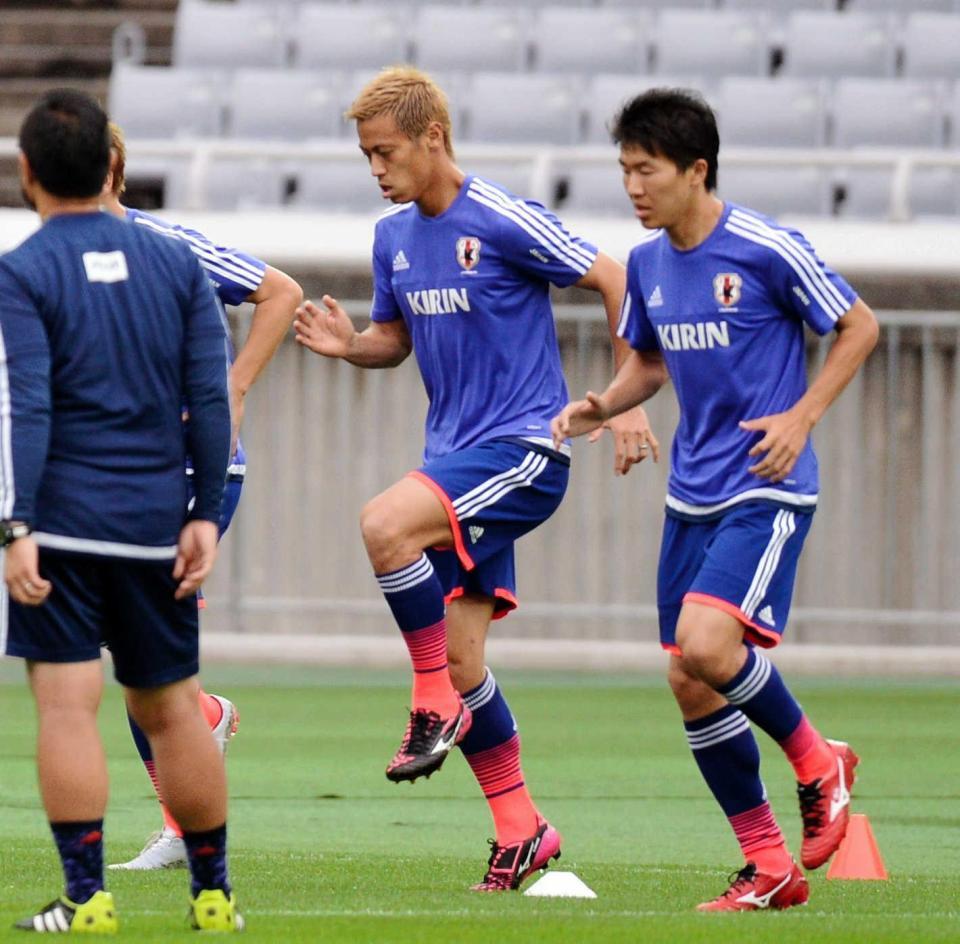 　サッカーＡ代表練習でトレーニングする本田圭佑（中央）