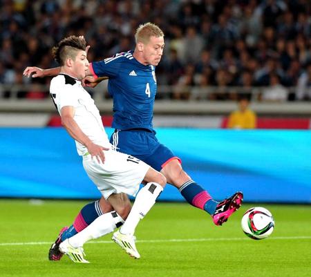 　前半、先制ゴールを決める本田（撮影・吉澤敬太）