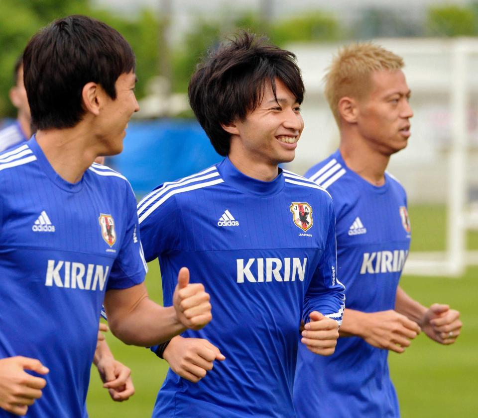 　本田圭佑（右）、長谷部誠（左）とランニングする柴崎岳