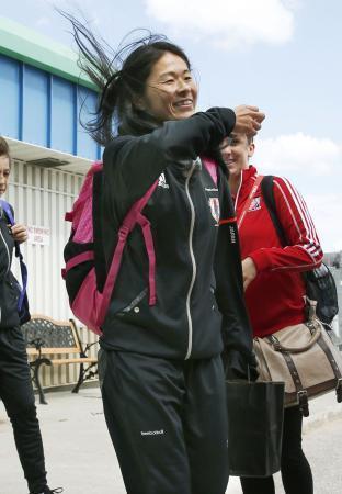 　エクアドル戦のため、カナダ・ウィニペグに到着したサッカー女子日本代表の澤＝１３日（共同）