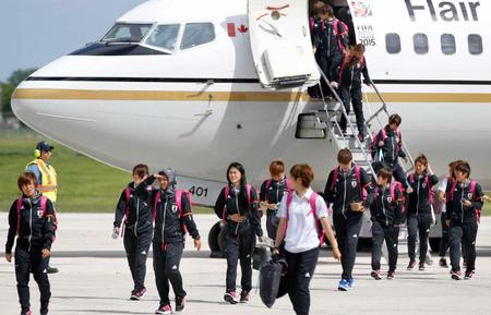 　エクアドル戦のため、ウィニペグに到着したサッカー女子日本代表（共同）