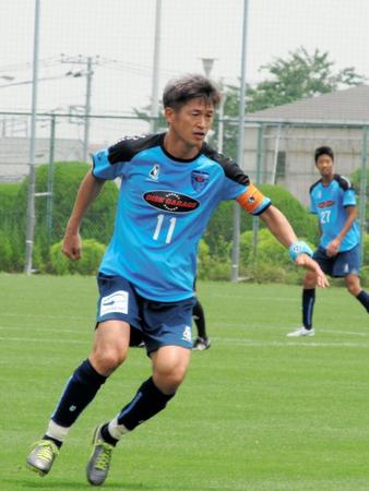 キャプテンマークを左腕に巻いて相模原との練習試合に出場した三浦＝横浜市内の西谷グラウンド