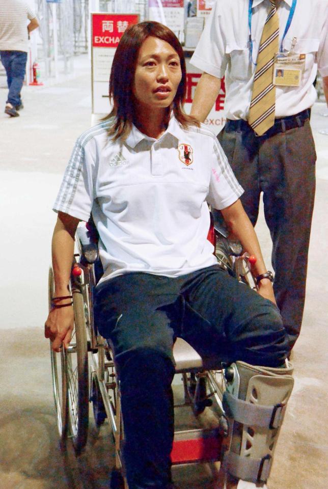 　左足首骨折でチームを離脱し、帰国したサッカー女子日本代表の安藤梢
