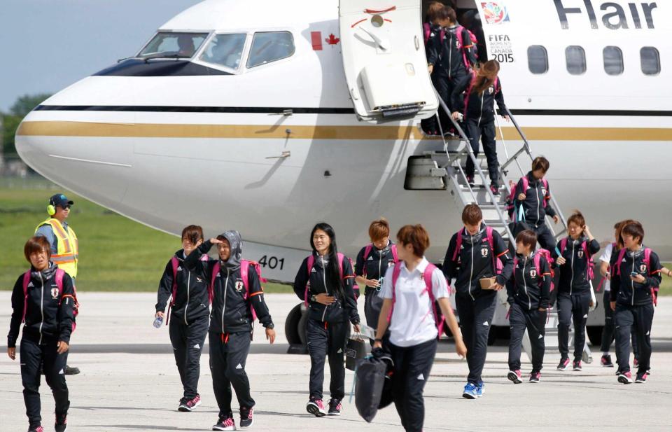 　エクアドル戦のため、ウィニペグに到着したサッカー女子日本代表（共同）