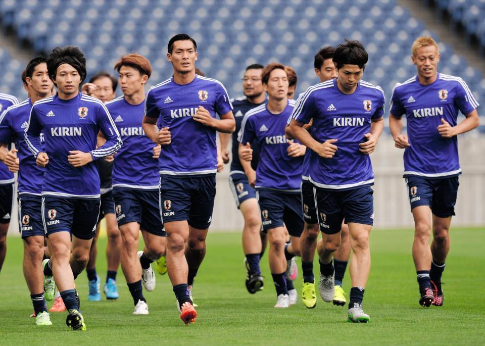 ランニングする（前列左から）柴崎岳、槙野智章、森重真人。右後方は本田圭佑