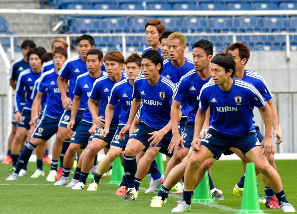 スタートを切る準備をする本田圭佑（右から４人目）ら日本代表＝埼玉スタジアム（撮影・吉澤敬太）