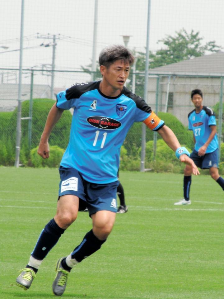 　キャプテンマークを左腕に巻いて練習試合に出場した三浦