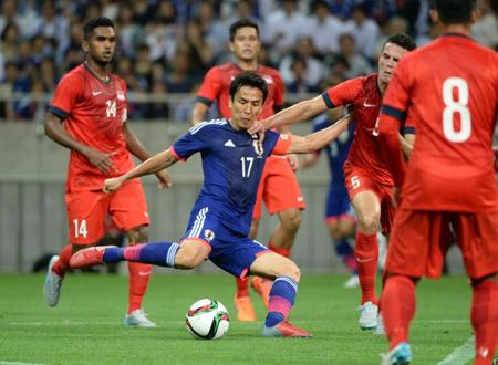 　前半、シュートを狙う長谷部