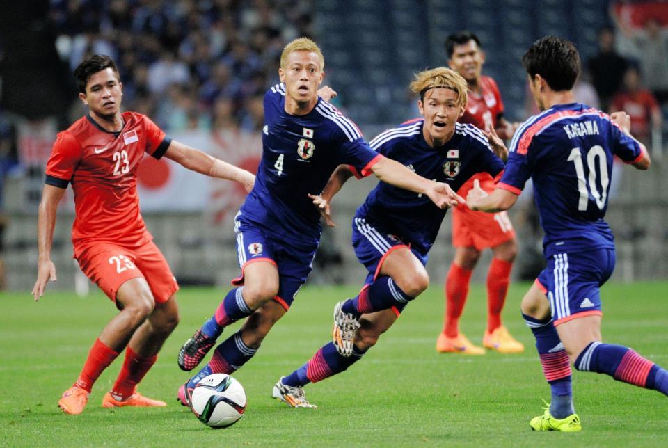 　前半、攻め込む本田（中央左）と宇佐美（同右）