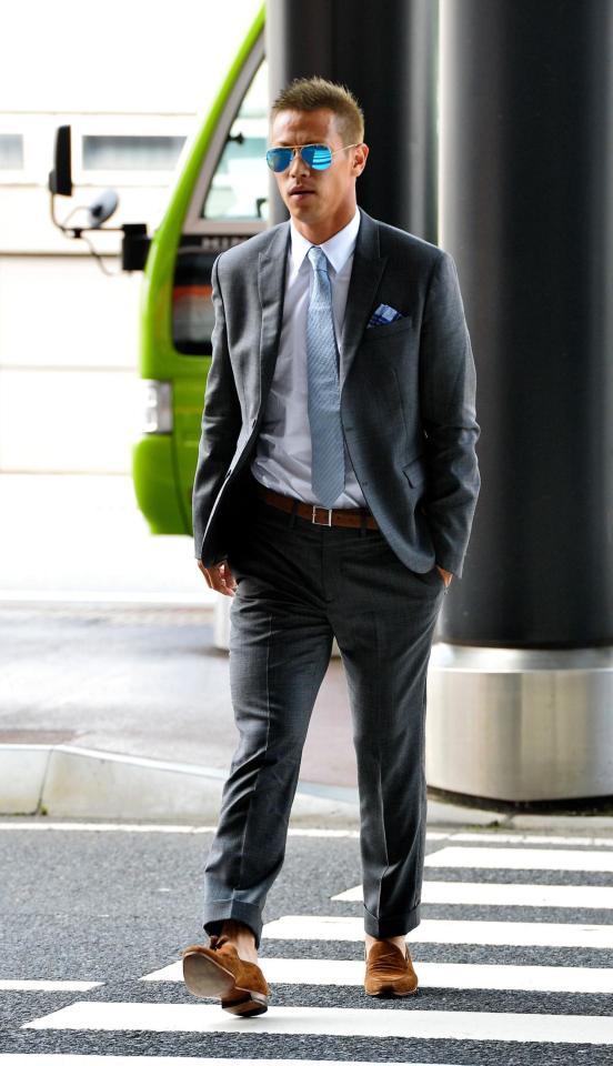 代表戦から一夜明け出国した本田圭佑＝成田空港（撮影・園田高夫）