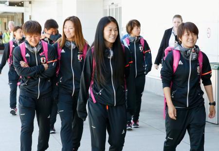 　決勝トーナメント１回戦のため、バンクーバー空港に到着した（手前右から）宮間、澤、大儀見らサッカー女子日本代表＝１７日（共同）