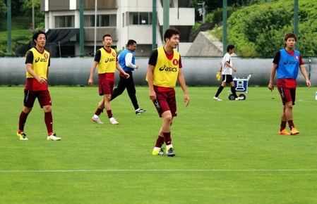 浦和戦に向けて練習する神戸イレブン