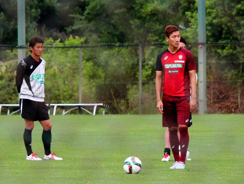 　フリーキックの練習をする鄭又栄（右）