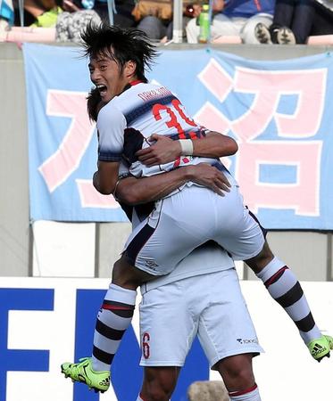 同点ゴールを決め、太田（後方）に抱きついて喜ぶＦＣ東京の中島