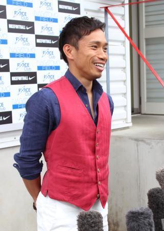 　主催するサッカースクールを訪れ、取材に応じる日本代表ＤＦ長友＝２１日、横浜市緑区