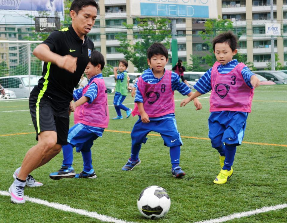 小学生に交じってミニゲームに参加する長友佑都