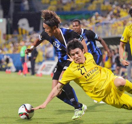 　後半、柏・金昌洙（手前）に厳しくマークされるＧ大阪・宇佐美