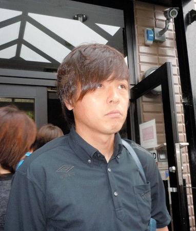 山形戦への出発前、取材に応じる遠藤