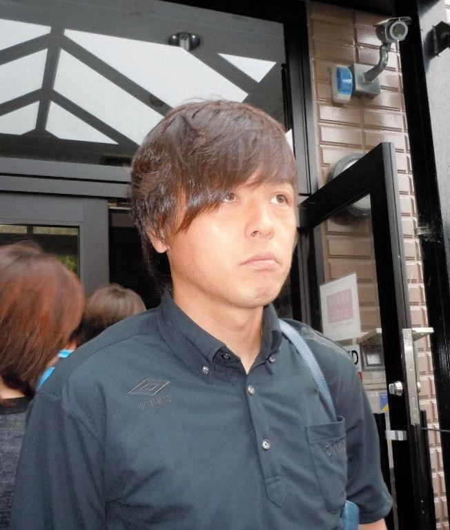 山形戦への出発前、取材に応じる遠藤