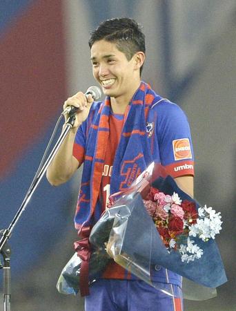 　試合後、サポーターにあいさつするＦＣ東京・武藤＝味スタ