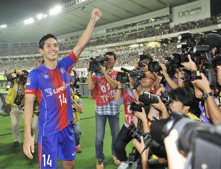 　試合後、サポーターの声援に応えるＦＣ東京・武藤＝味スタ