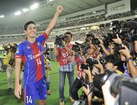 　試合後、サポーターの声援に応えるＦＣ東京・武藤＝味スタ