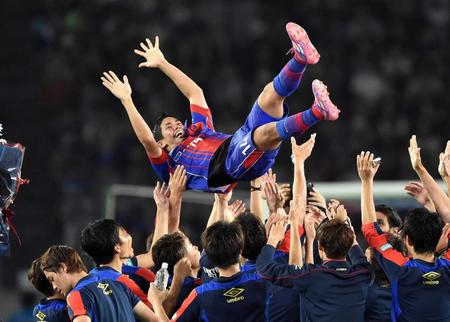 　壮行セレモニーでチームメートから胴上げされるＦＣ東京・武藤