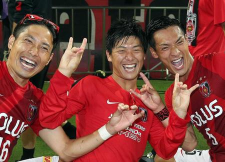 　試合後、プロレスラーの武藤敬司の「ＬＯＶＥポーズ」を決める浦和の（左から）森脇、武藤、槙野