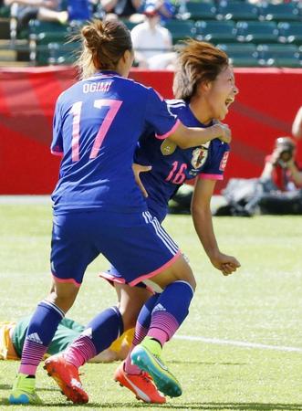 　日本－オーストラリア　後半、ゴールを決め喜ぶ岩渕（右）＝エドモントン（共同）
