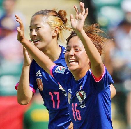 　日本－オーストラリア　後半、ゴールを決め両手を上げて喜ぶ岩渕（右）＝エドモントン（ゲッティ＝共同）