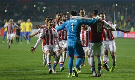 　大喜びのパラグアイチーム＝コンセプシオン（ＡＰ＝共同）