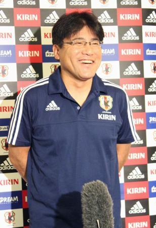 　練習後、記者の質問に答えるサッカーＵ-２２日本代表の手倉森監督＝２８日、仙台市