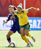 　日本－オーストラリア　前半、競り合う宇津木（左）＝エドモントン（共同）