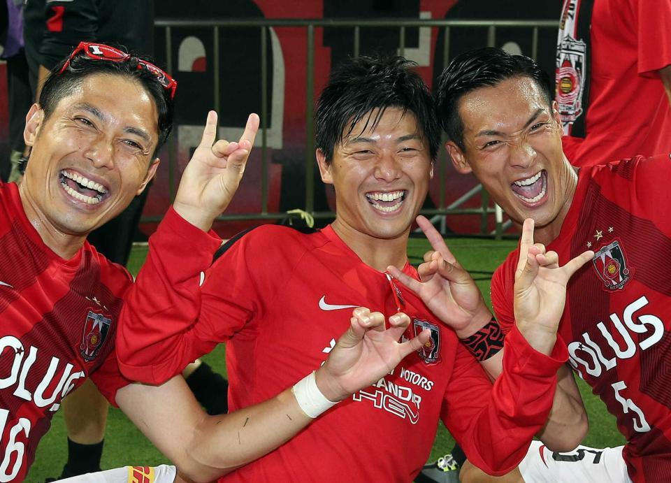 　試合後、プロレスラーの武藤敬司の「ＬＯＶＥポーズ」を決める浦和の（左から）森脇、武藤、槙野