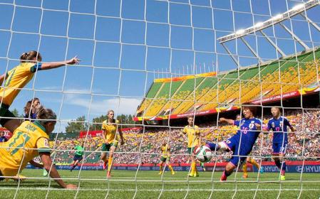 　後半、ゴールを決める岩渕（右から２人目）　