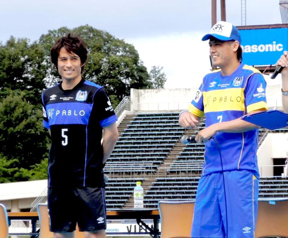 　ステージで話す元Ｇ大阪主将の宮本コーチと現主将ＭＦ遠藤（右）