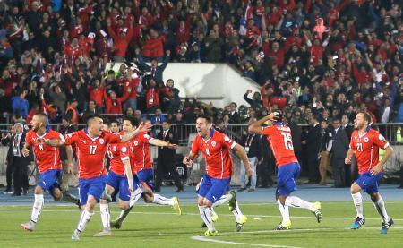 　サッカー南米選手権決勝で、ＰＫ戦を制して初優勝し喜ぶチリの選手＝サンティアゴ（ＡＰ＝共同）